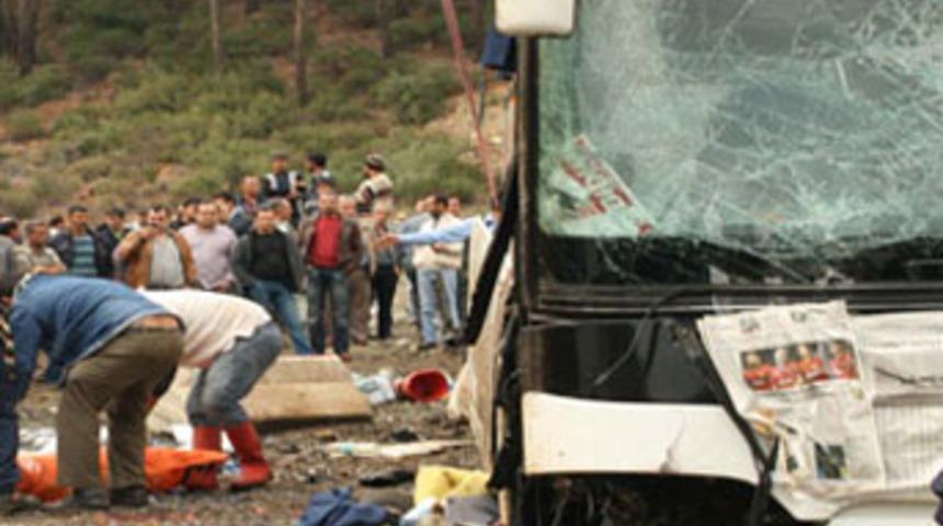 Yolcu otob&uuml;s&uuml; devrildi: 1 &ouml;l&uuml;, 6 yaralı