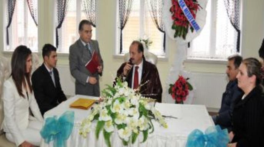 Evlenmek I&ccedil;in 12.12.12 Tarihine G&uuml;n Alıyorlar