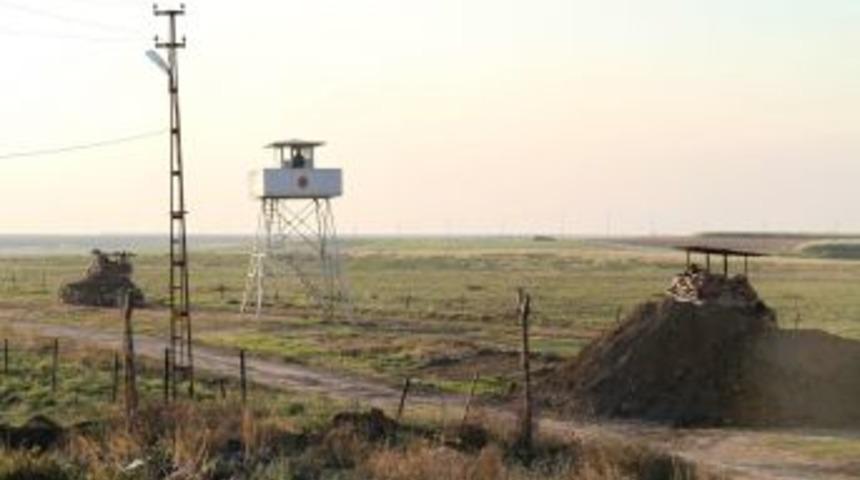 Suriye'de &Ccedil;atışmalar Arttı, Sınıra Tanklar I&ccedil;in Yeni Mevzi Kazıldı