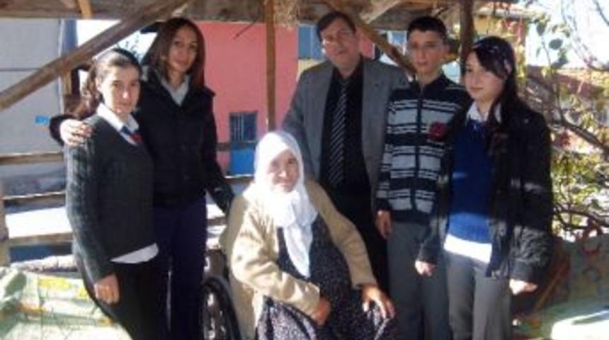 Mavi Kapakları Tekerlekli Sandalyeye D&ouml;n&uuml;şt&uuml;