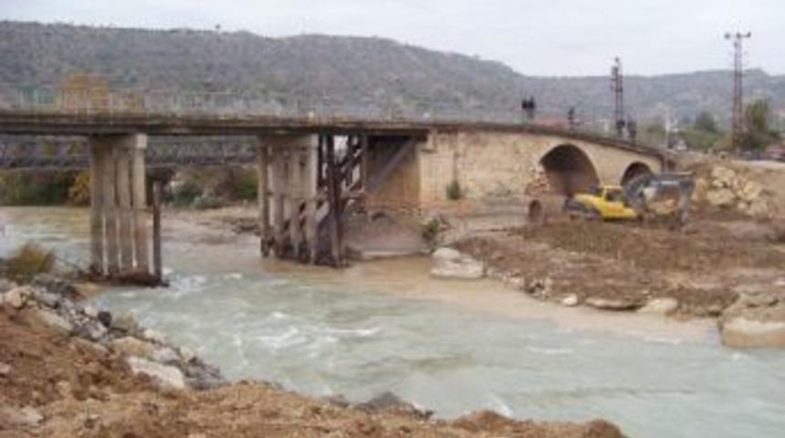 Tarihi K&ouml;pr&uuml; Ulaşıma Kapatıldı