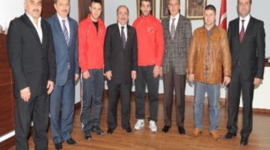 Başkan Gümrükçüoğlu’ndan Başarılı Kick Boksculara Ödül