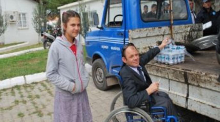 K&uuml;&ccedil;&uuml;kk&ouml;y Belediyesi&rsquo;nin Maskotu Aydın&rsquo;dan Yemek