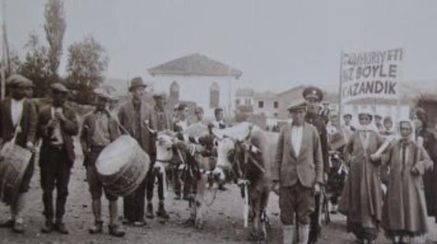 Uşak&rsquo;ta &ldquo;cumhuriyeti Biz B&ouml;yle Kazandık&rdquo; Adlı Bir Fotoğraf Daha Bulundu