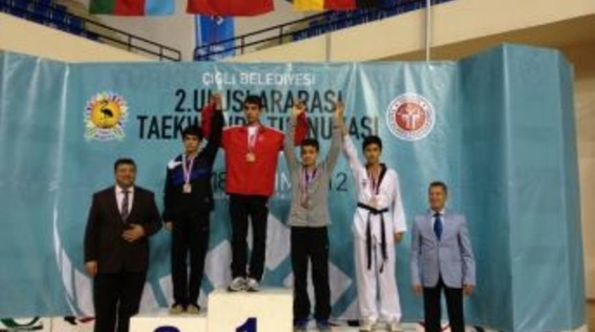 Ayvalıklı Tekvandocular İzmir&rsquo;den Bronz Madalya İle D&ouml;nd&uuml;