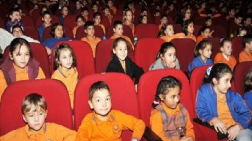 &Ccedil;ocuk Hakları G&uuml;n&uuml;'nde &Ccedil;ocuklara Tiyatro