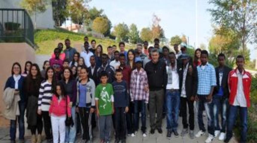 &Ccedil;eşme'de Eğitim G&ouml;ren 25 Somalili &Ccedil;ocuk İzmir'i Gezdi