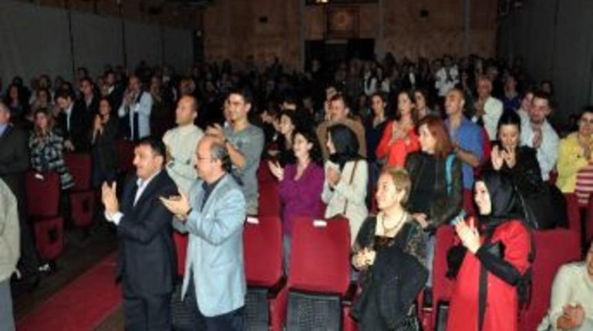 Dişi Horoz Seyirciden B&uuml;y&uuml;k Alkış Aldı