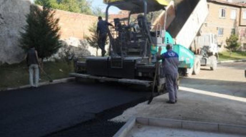 Boz&uuml;y&uuml;k Belediyesi&rsquo;nden Okula Asfalt