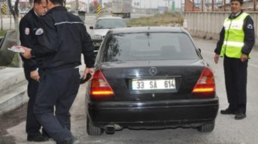Polisin Durdurduğu S&uuml;r&uuml;c&uuml; Ruhsatsız Silahla Yakalandı