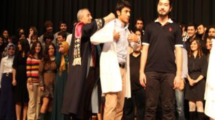 PA&Uuml;&rsquo;n&uuml;n 105 Tıp &Ouml;ğrencisi Beyaz &Ouml;nl&uuml;k Giydi