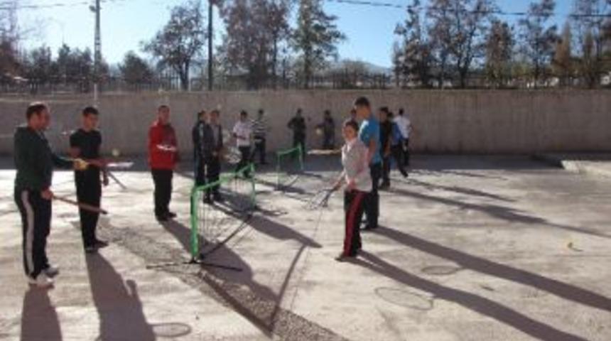 Tenis K&ouml;ylerde Tanıtıldı