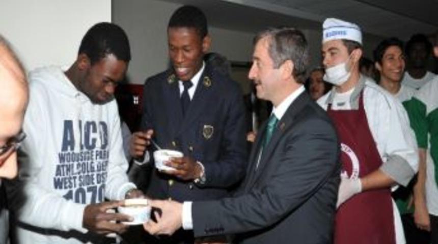 Şahinbey Belediyesi&rsquo;nden Yabancı &Uuml;niversitelilere Aşure İkramı