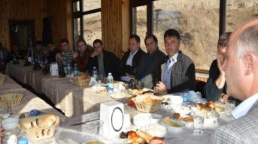 Vali Azizoğlu Cemevinde İftara Katıldı