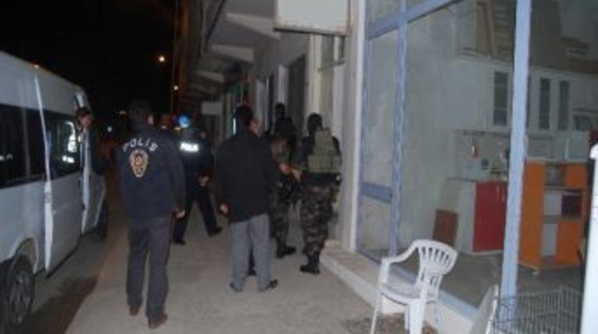 Fuhuş Operasyonu Ardından 2 Bayan Sınır Dışı Edildi