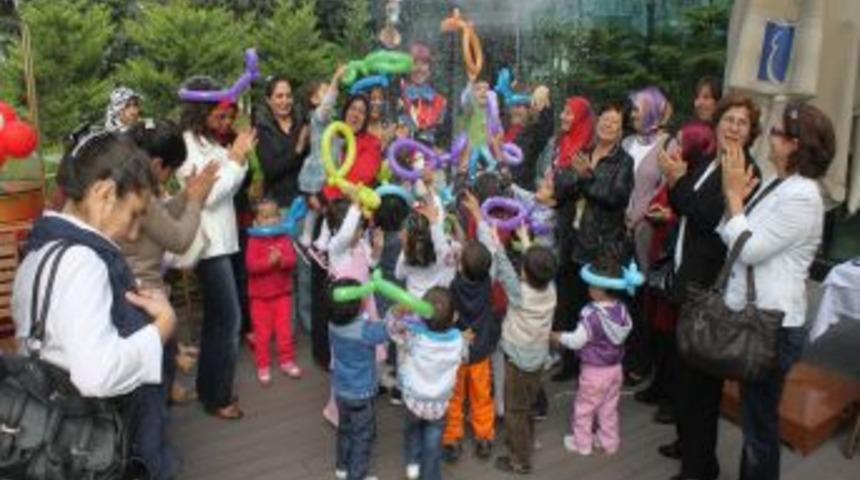 AK Partili Kadınlar &Ccedil;ocukları Sevindirdi