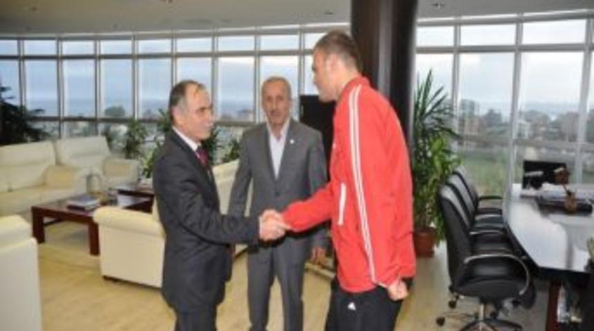 D&uuml;nya Şampiyonu &Ouml;ğrenci, Rekt&ouml;r Akan&rsquo;ı Ziyaret Etti