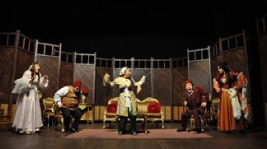 Dişi Horoz b&uuml;y&uuml;k alkış aldı