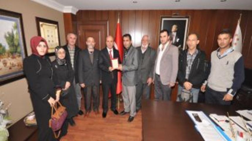 Polisin Sağduyulu Davranışı Nedeniyle Emniyet M&uuml;d&uuml;r&uuml;'ne Plaket Verildi