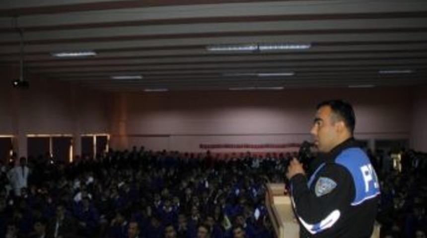 Polis &Ouml;ğrencilere Su&ccedil;tan Korunmayı Anlattı