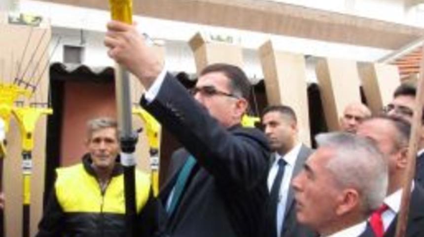 Burhaniye’de 19 Çiftçiye Zeytin Silkme Makinesi Dağıtıldı