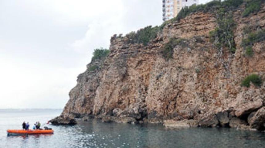 Otomobilini falezlerden aşağı s&uuml;rd&uuml;