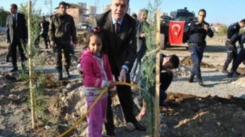 Emniyet &Ccedil;ocuklarla Fidan Dikti