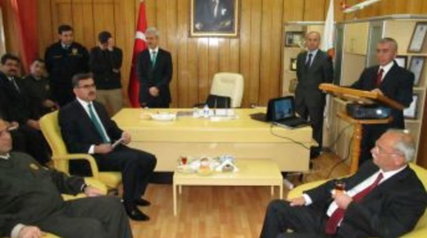 Vali Turhan, Burhaniye'deki Eğitim Sistemi Ve Okullar Hakkında Bilgi Aldı