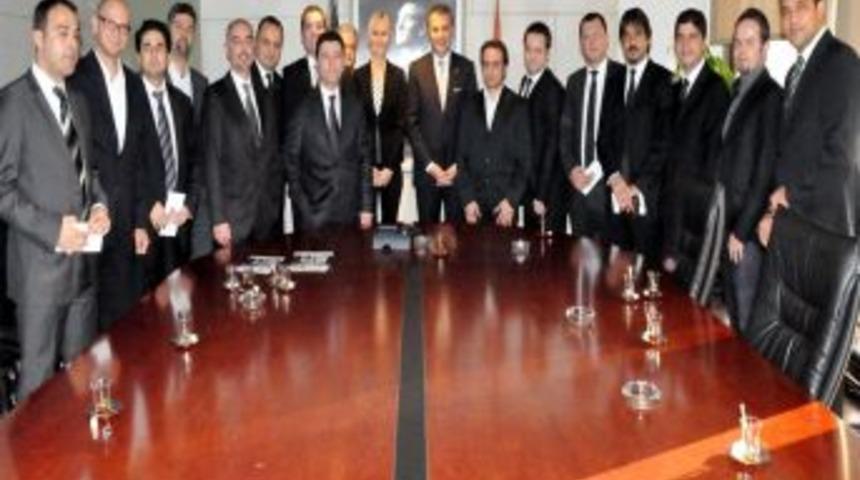 Beşiktaş'ın Yeni Kongre &Uuml;yeleri, &Uuml;ye Kartlarını Fikret Orman'ın Elinden Aldı