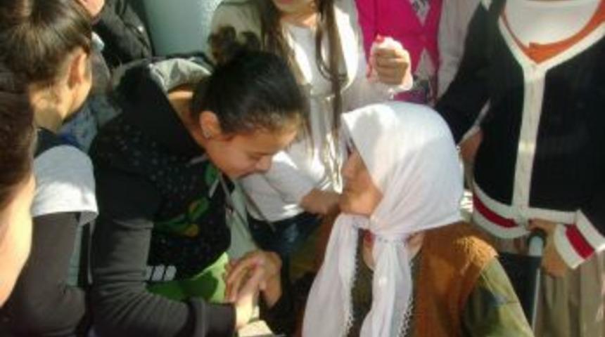 Okuma Salonu &Ouml;ğrencileri, Yaşlıları Unutmadı