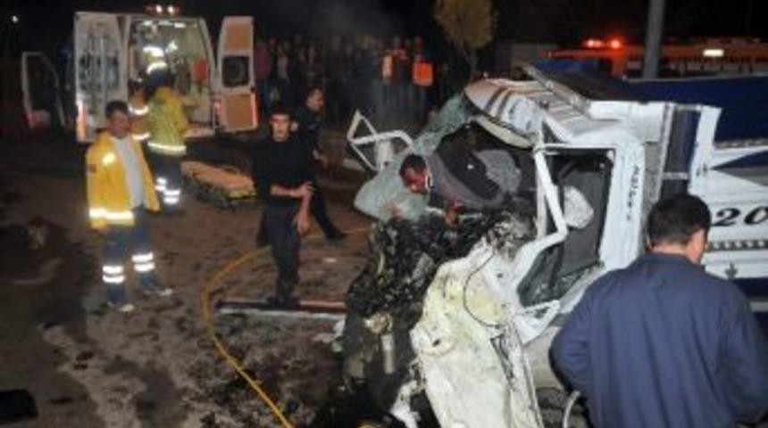 Trenle Kamyonet Kafa Kafaya &Ccedil;arpıştı: 2 Ağır Yaralı