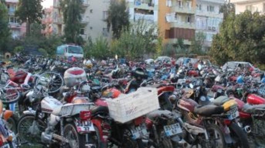 Sel&ccedil;uk&rsquo;ta, Trafikten Men Edilen Motosiklet Ve Ara&ccedil;lar Hurdaya Gitti