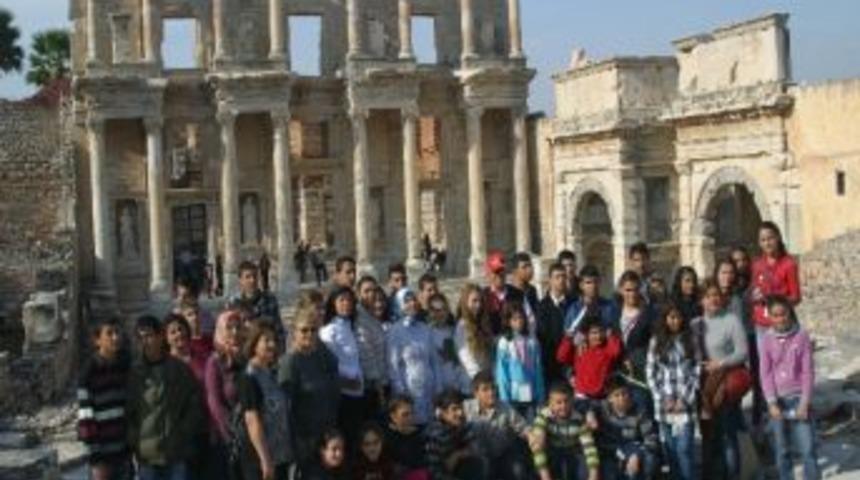 &Ouml;ks&uuml;z Ve Yetim &Ouml;ğrenciler Efes &Ouml;ren Yerlerini Gezdi