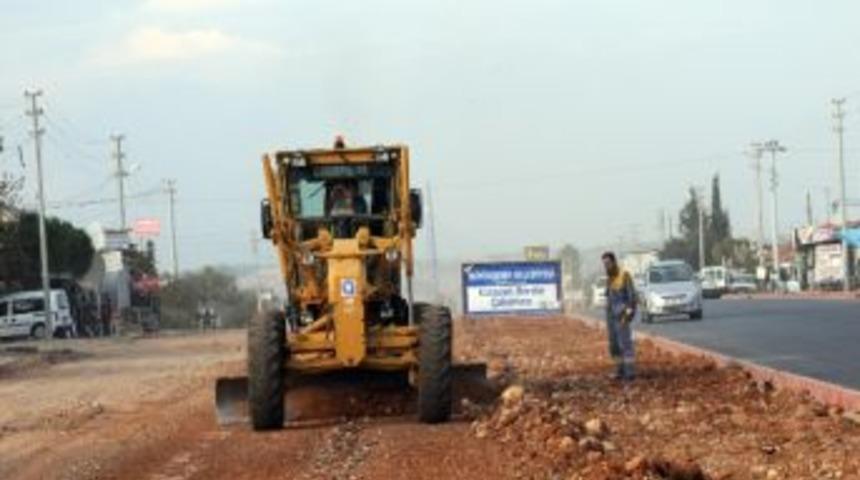 B&uuml;y&uuml;kşehir Belediyesi Kanal Boyunu Asfaltlıyor