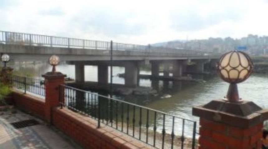 Magandaların Kırdığı Lambalar Değişitirildi