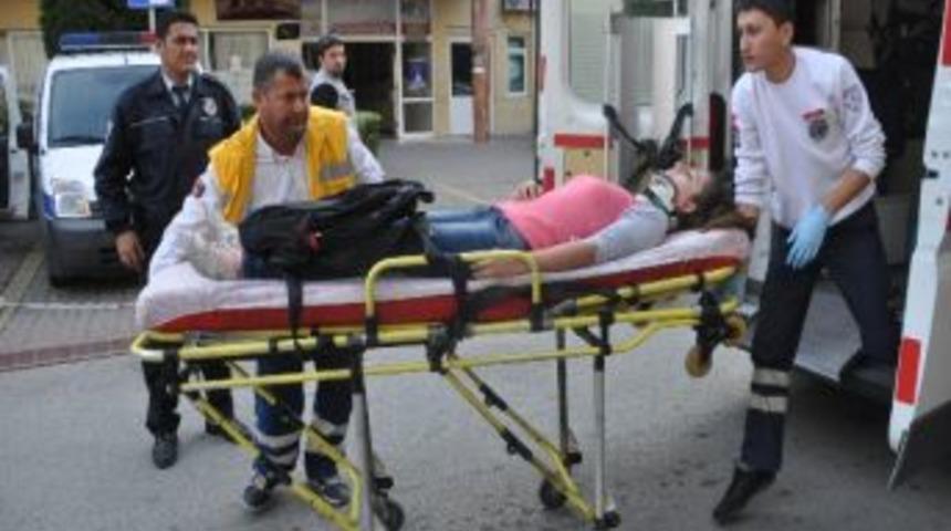 Motosikletin &Ccedil;arptığı Gen&ccedil; Kız Yaralandı