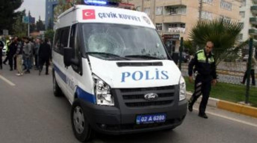 Polis Aracı Yayaya &Ccedil;arptı