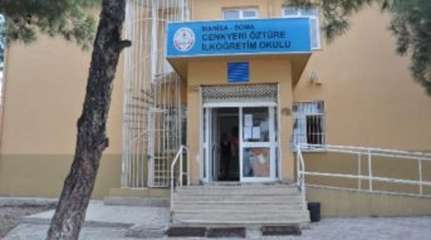 Altından Fay Hattı Ge&ccedil;en Okul Boşaltılıyor