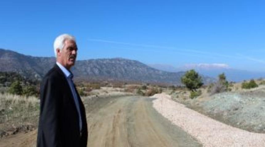 Gencek Beldesinde Arazi Yolları Asfaltla Kaplanıyor