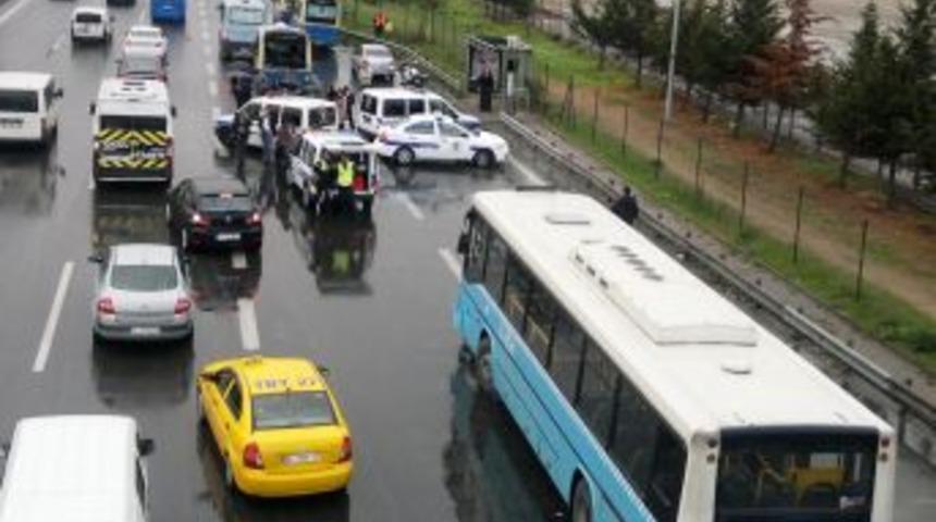 Kendisini Bekleyen Yolculara &Ccedil;arptı