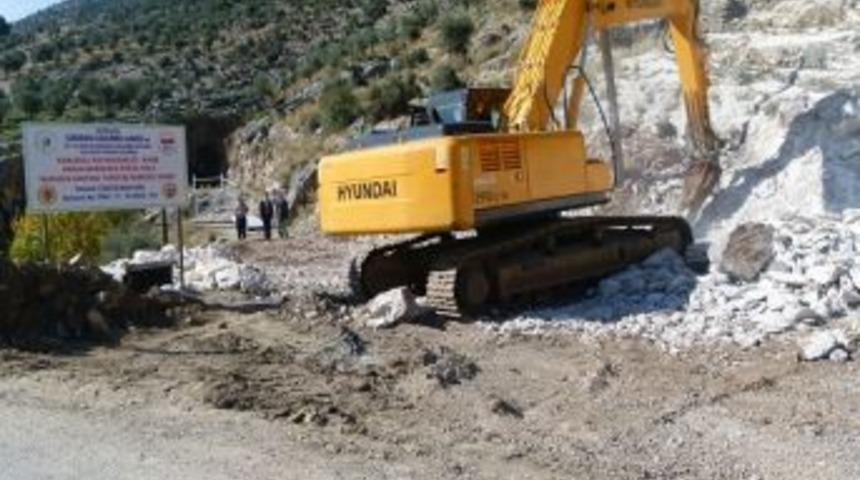 Karaisalı'da Y&uuml;r&uuml;y&uuml;ş Parkuru Projesinde İlk Kazma Vuruldu