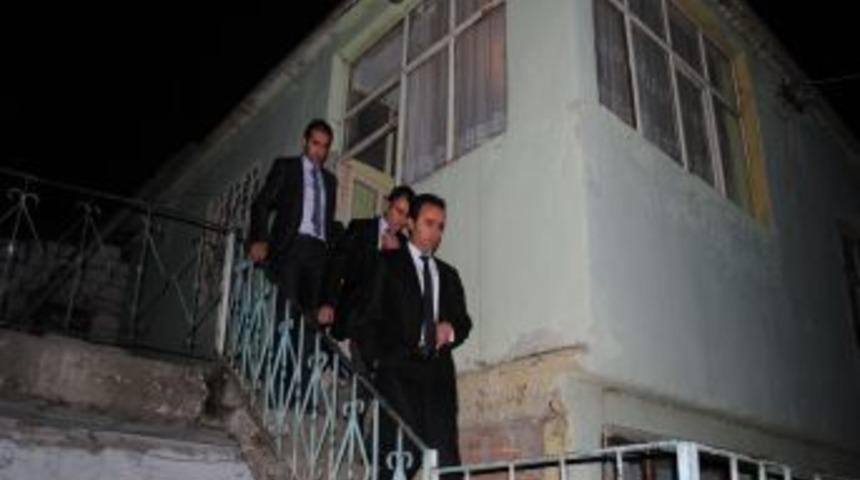 Kaymakam, Evlerinde Ziyaret Ettiği Vatandaşların Sorunlarını Dinliyor