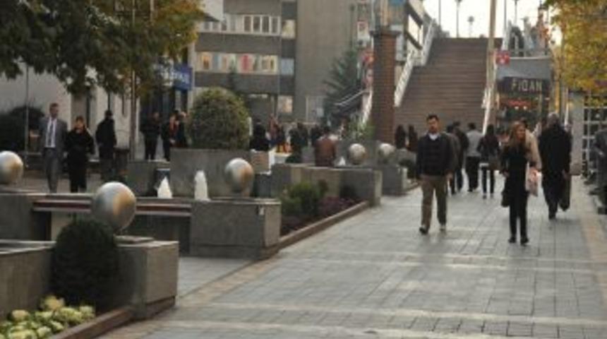 İzmir Caddesi'nin Bozulan Kaplama Taşları, B&uuml;y&uuml;kşehir Tarafından Değiştirildi