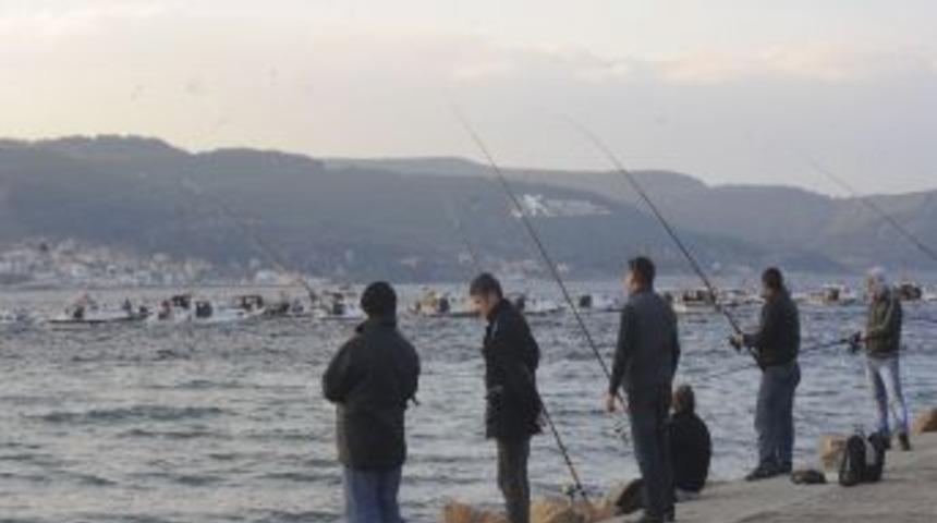 &Ccedil;anakkale Boğazı&rsquo;nda Balık&ccedil;ı Tekneleri L&uuml;fer N&ouml;betinde