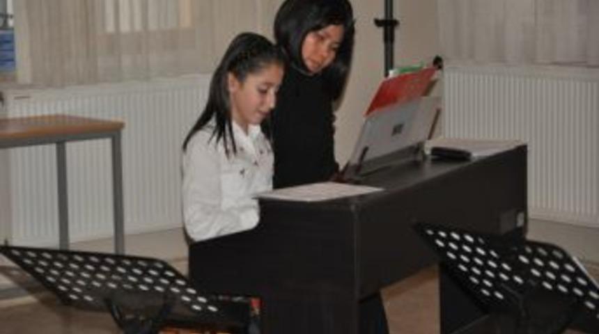 Salihli Belediyesinden Piyano Dinletisi