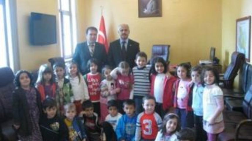 Minik &Ouml;ğrenciler Kaymakam Peynircioğlu&rsquo;nu Ziyaret Etti