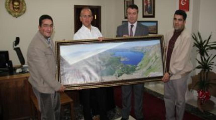 Ahlatlı Fotoğraf&ccedil;ılardan Vali Yurdakul'a Ziyaret