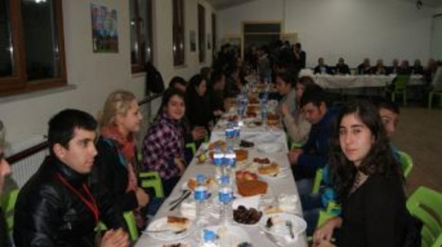 Yabancı &Ouml;ğrencilere G&uuml;rc&uuml; Yemeği İkramı