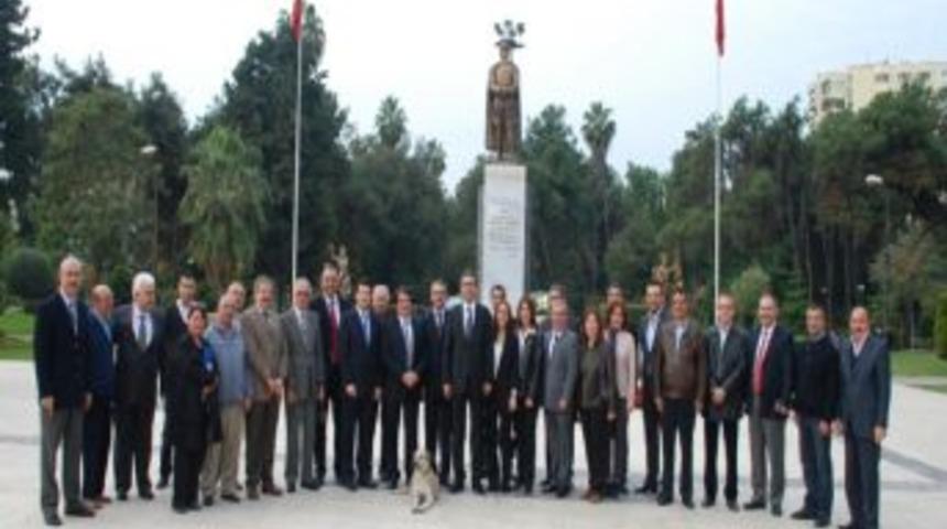 Adana'da Bilimsel Dişhekimliği Günü Kutlandı