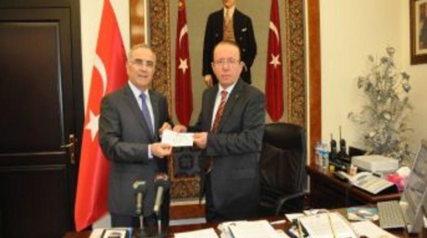 Thk’nın Yardım Çeki Vali Oğuz’a Verildi